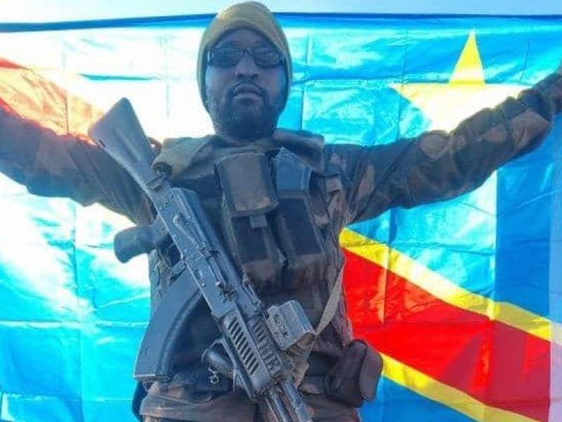 Un soldat de l’Armée congolaise brandissant fièrement le drapeau de la RDC après la reconquête de Walikale-centre