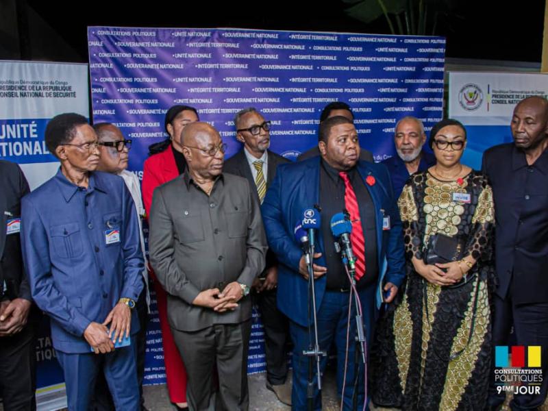 Les membres de l’association "Bana Kin" au sortir des consultations politiques avec Professeur Eberande Kolongele, conseiller spécial du Président Félix Tshisekedi, en matière de sécurité