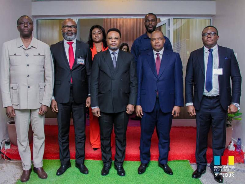 Le conseiller spécial du chef de l'État Félix Antoine Tshisekedi Tshilombo pose avec quelques congolais de la diaspora