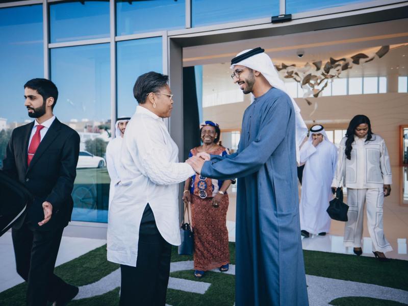 La Première Ministre Judith Suminwa été accueillie, à Abu Dhabi, par S.E. Cheikh Shakhboot Ben Nahyan Al Nahyan, Ministre d'État au Ministère des Affaires étrangères