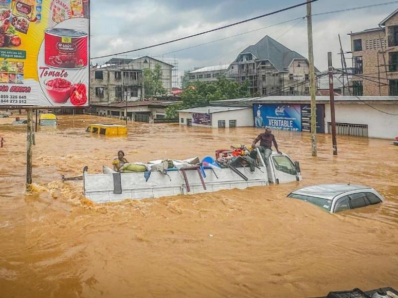 Des véhicules engloutis par des inondations près de la rivière Ndjili à Kinshasa [photo d’illustration]
