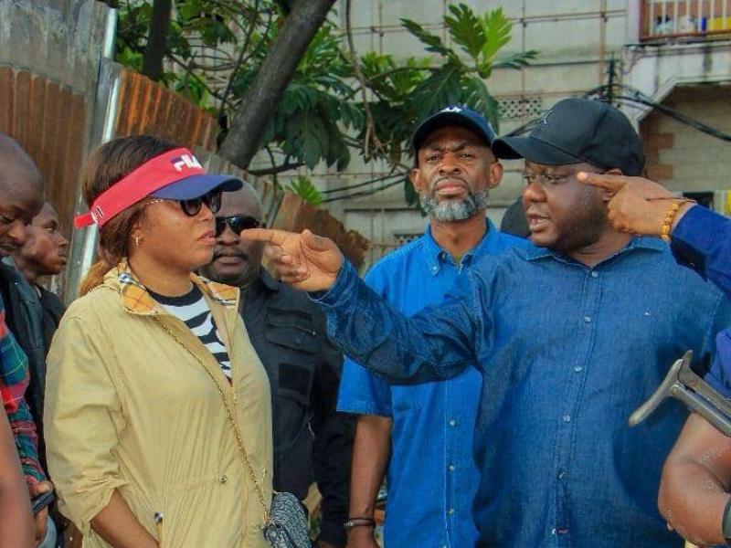 Acacia Bandubola, ministre des Affaires foncières et Crispin Mbadu, ministre de l’Urbanisme et Habitat, lors d’une descente conjointe dans des inondations à Kinshasa [photo d'illustration]