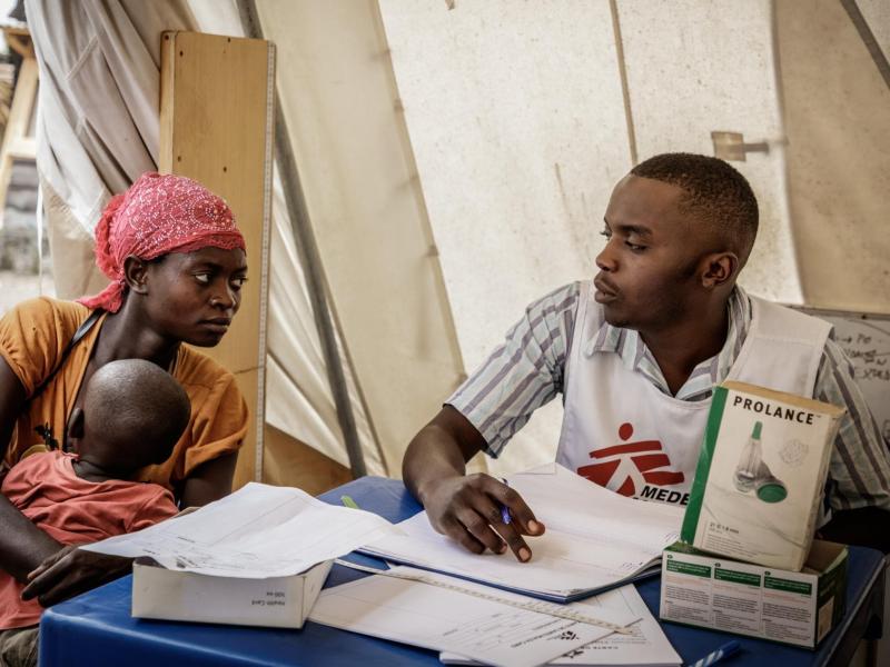 Une déplacée en consultation médicale avec un agent soignant du MSF au Centre de Santé de Kanyaruchinya [photo d’illustration]