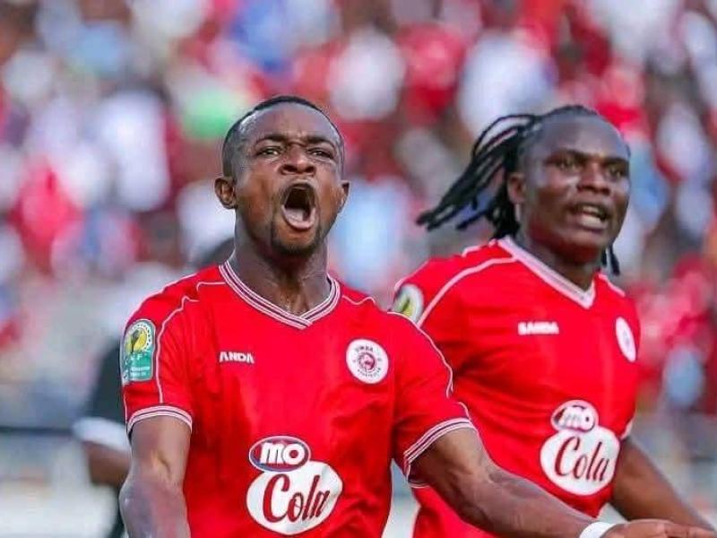 L'attaquant congolais, Élie Mpanzu en pleine célébration d'un but avec l'un de ses coéquipiers.