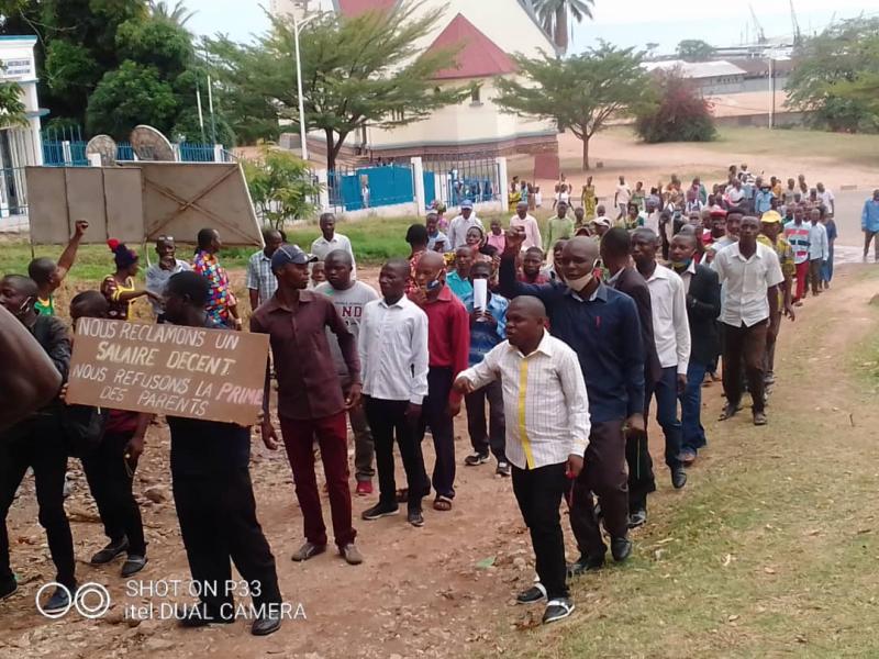 Nord-kivu : Privés de salaire depuis janvier, les enseignants lancent un cri d’alarme au ministère de l’Éducation nationale   Par Gloire Balolage     Les enseignants des sous-divisions Nord-Kivu 1 et 3, relevant du ministère de l’Éducation nationale et de la Nouvelle Citoyenneté, dénoncent un silence prolongé face au non-paiement de leurs salaires depuis janvier 2025. Dans une lettre adressée à la ministre nationale de l’Éducation, ces professionnels de la craie blanche expriment leur vive indignation et so