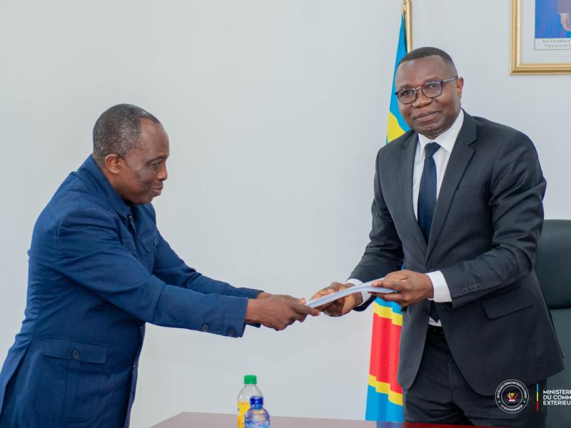 Le ministre Julien Paluku Kahongya réceptionne le rapport de la Commission spéciale chargée d’examiner le malaise social au sein de l’OCC