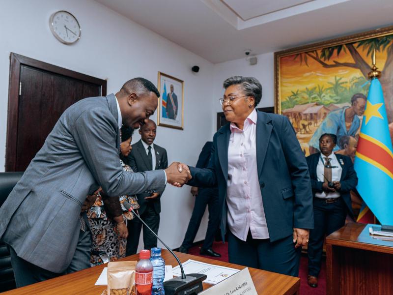 Poignée de main entre la Première Ministre Judith Tuluka et le chef de la délégation des députés médecins, le Docteur Léon Kabamba Ngombe