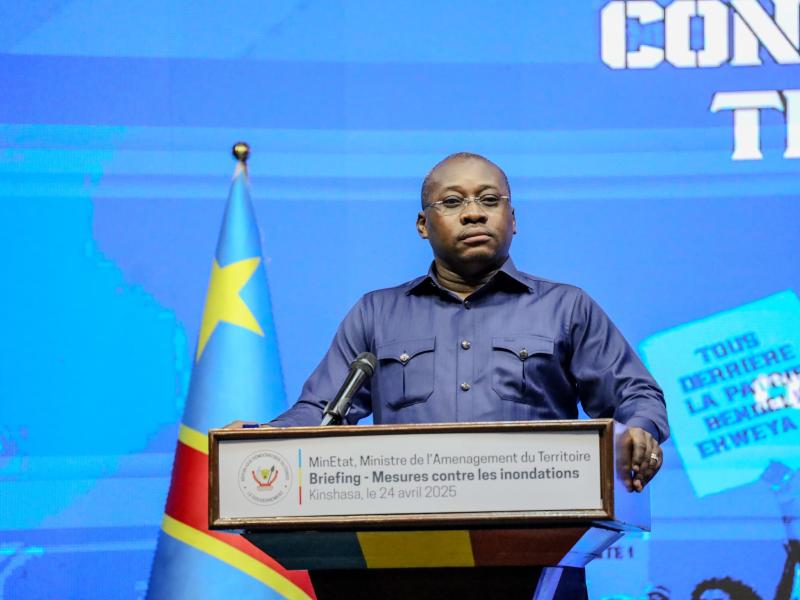 Le ministre d'État, ministre en charge de l'aménagement du territoire, Guy Loando Mboyo