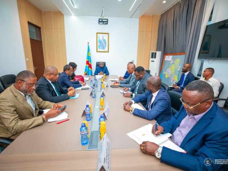 Le VPM Shabani président une réunion technique avec quelques autorités du secteur de l'urbanisation de villes