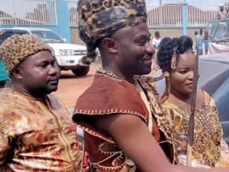 Au milieu, Mwami Atsu Taibo Alphonse Bin Kitobi, lors de son intronisation comme chef du village des Bapakombe-Bakondo [photo d’illustration]