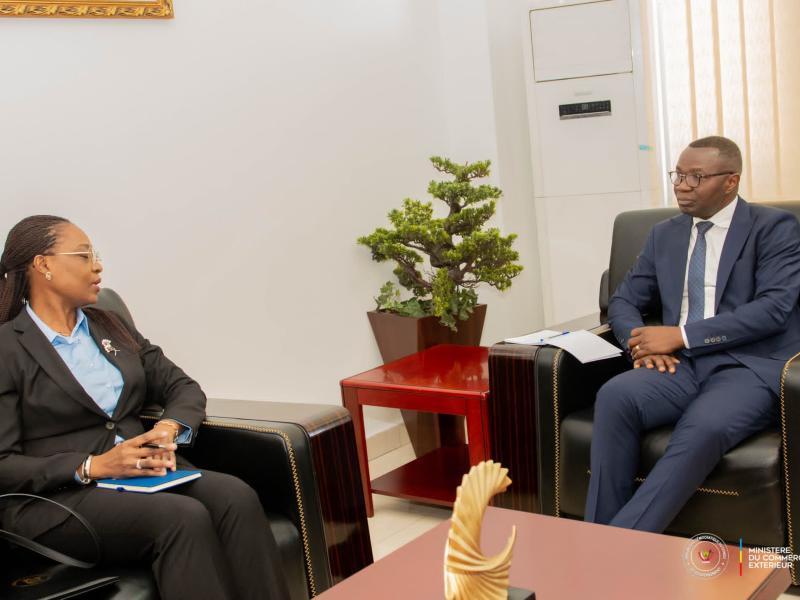 Le ministre Julien Paluku Kahongya en réunion stratégique avec Rachel Pungu, Directrice générale de l’ANAPI à Kinshasa