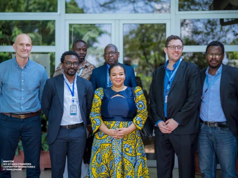 La ministre Thérèse Kayikwamba Wagner avec les experts du GEC et Ebuteli