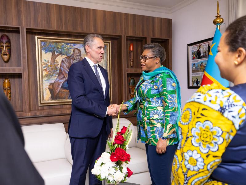 Poignée de main entre la Première Ministre Judith Suminwa et Johan Bongstam, Représentant spécial de l'IE pour la Région des Grands Lacs