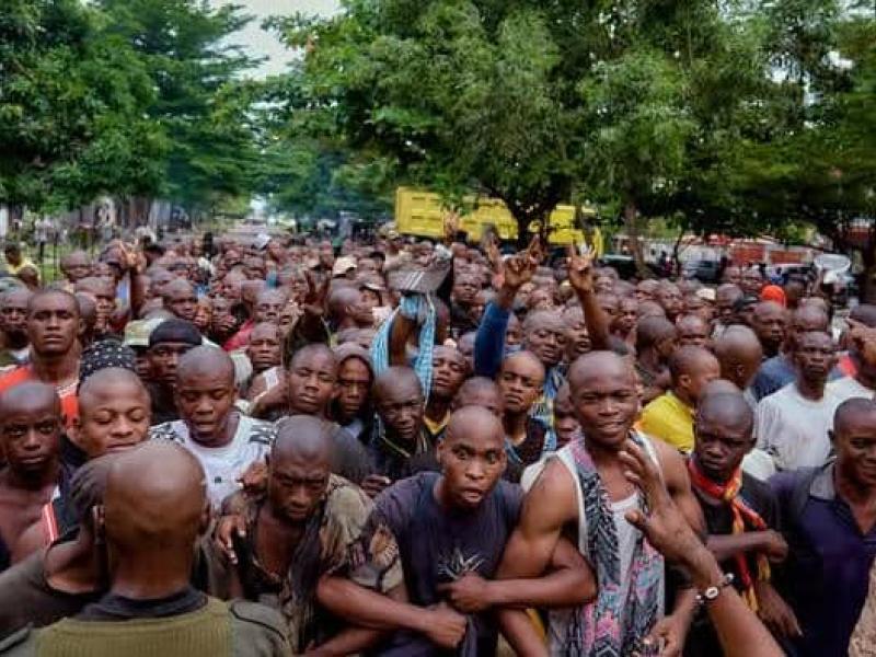 Plusieurs jeunes kinois à Limete avant d'aller à Kibomango. [ Photo d'illustration]