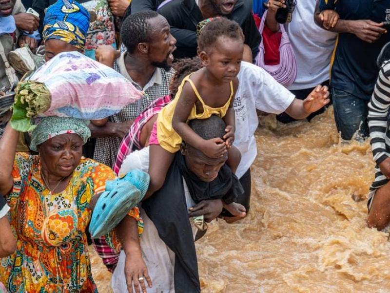 Des habitants du quartier de Ndjili, à Kinshasa, lors des inondations qui ont frappé la capitale congolaise, le 6 avril 2025 [photo d’illustration]