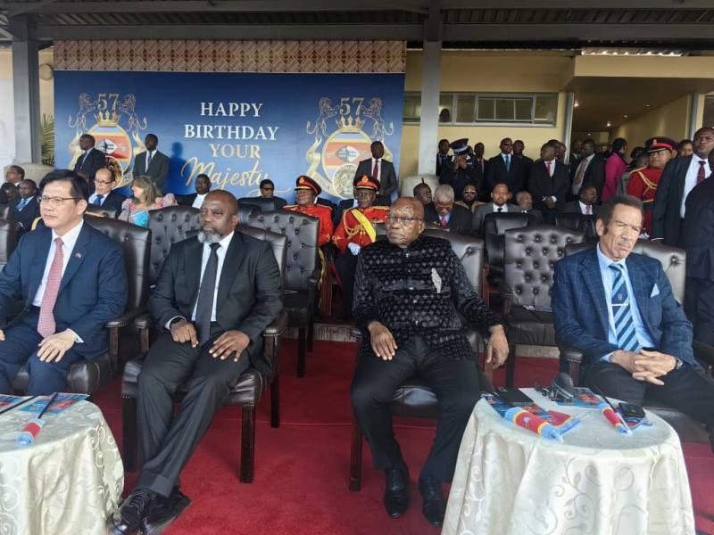 L'ancien président Joseph Kabila au côté de Jacob Zuma, lors du 57è anniversaire du Roi Mswati du Swaziland