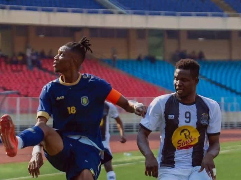 Un joueur du FC les Aigles du Congo en duel avec celui du TP Mazembe.