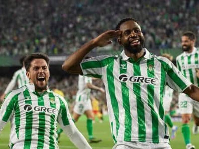 Cédric Bakambu en pleine célébration avec l'un de ses coéquipiers du Réal Betis.