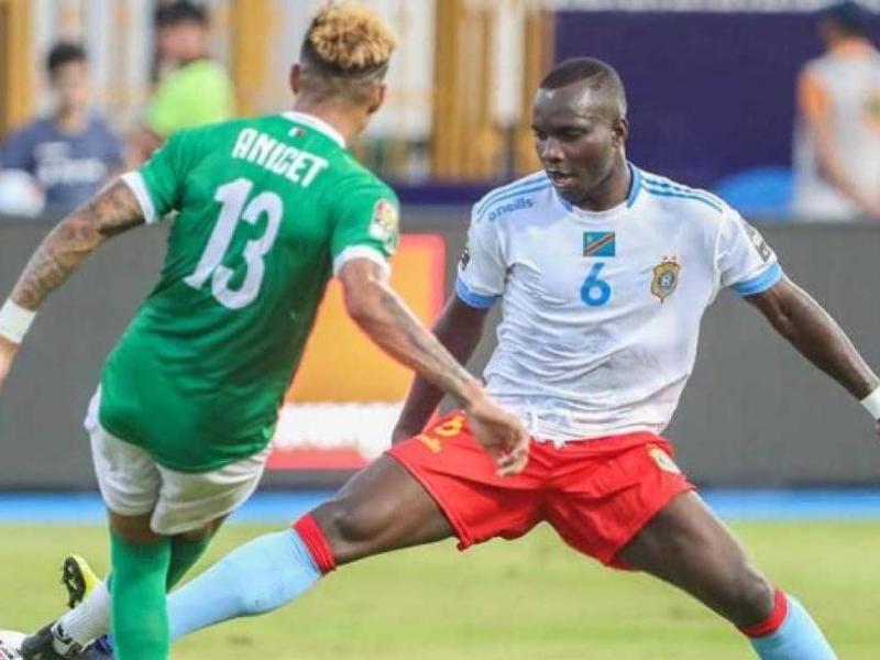 L'attaquant congolais, Chadrack Akolo en duel avec le malgache, Anicet, lors de la CAN Égypte 2019. [Photo d'illustration]