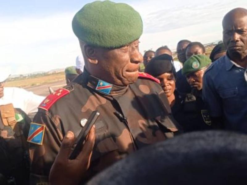 Le lieutenant-général Johnny Luboya devant la presse de Bunia