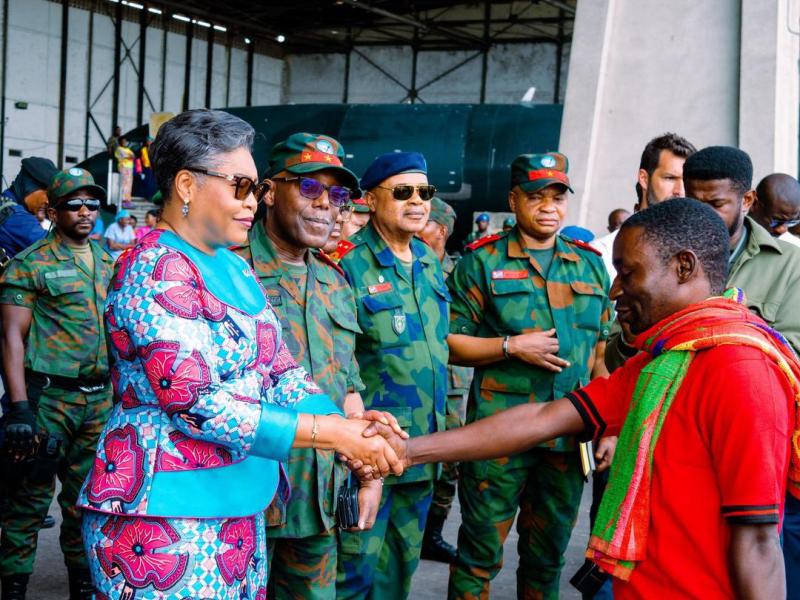 La PM Judith Suminwa accueille à Kinshasa les militaires et policiers libérés de Goma après trois mois sous protection de la Monusco