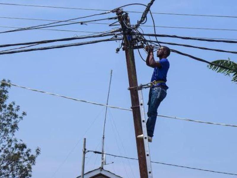 Un agent de la SNEL en plein travail dans un quartier de Kinshasa