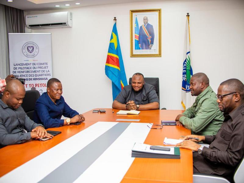 Le gouverneur de la ville de Kinshasa lors d'une réunion avec les membres du bureau de l'APK, lundi 05 mai 2025