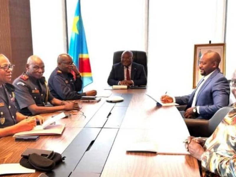 Le ministre du budget, Aimé Boji, et quelques représentants de la Police Nationale Congolaise, ainsi que les membres de son cabinet.