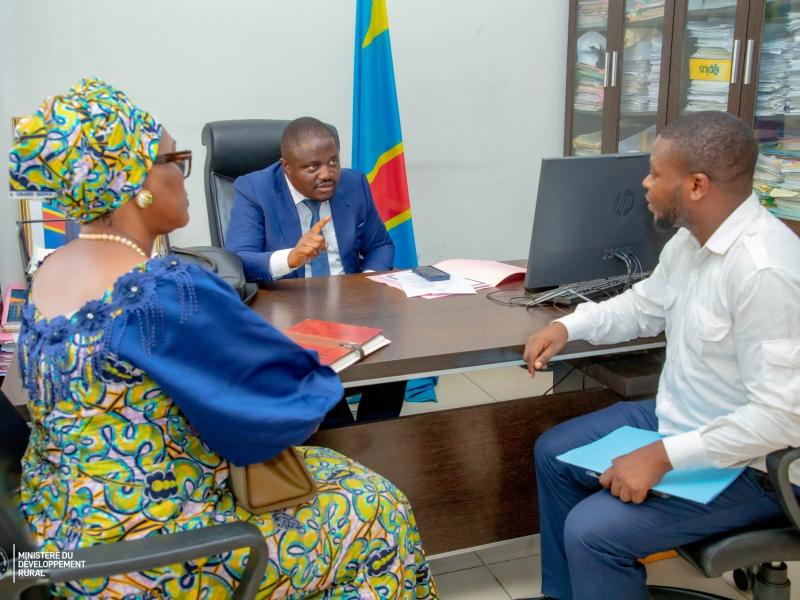 Le ministre du développement rural Muhindo Nzangi a son bureau de travail avec la représentante du gouverneur du haut Uelé [photo d'illustration]