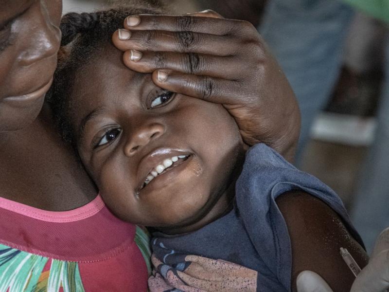 Une enfant entrain d’être vaccinée [photo d’illustration]