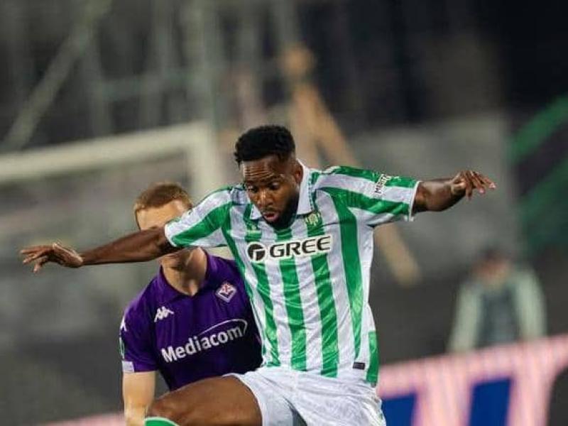 Cédric Bakambu en duel avec un défenseur de Florentina.