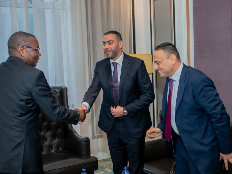 Poignée de main entre Julien Paluku Kahongya, ministre de Commerce extérieur en RDC avec le PDG du groupe égyptien Mahmoud Samih Holding