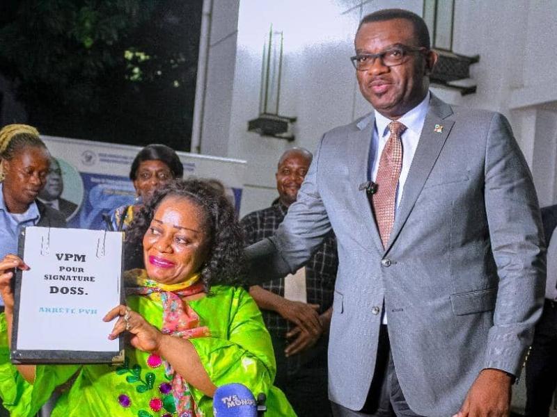 La ministre des PVH-APV, Irène Esambo et le VPM de la Fonction publique, Jean-Pierre Lihau.