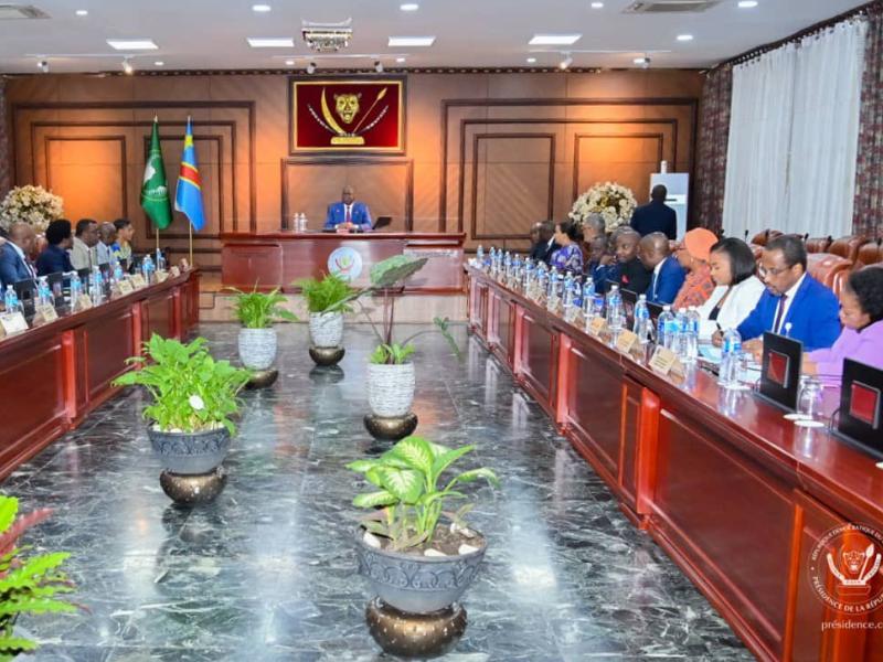 Le chef de l'État Félix Tshisekedi et les membres du gouvernement Suminwa lors de la réunion hebdomadaire