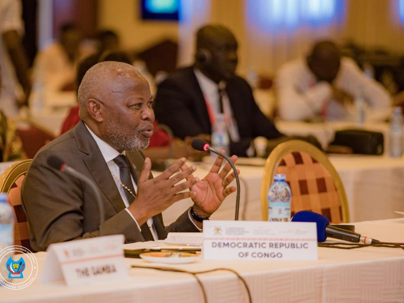 Le speaker de la chambre basse du parlement Vital Kamerhe lors de son interview à la Conférence interparlementaire africaine sur les défis mondiaux émergents, à Entebe en Ouganda