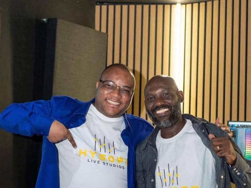 Henry Papa Mulaja et un ingénieur de son, à Abidjan. [Photo d'illustration]