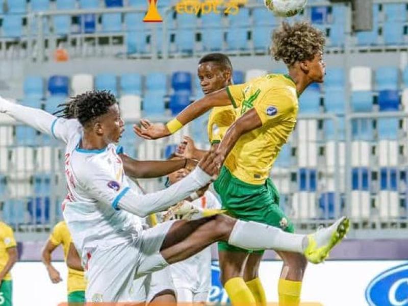 Un joueur congolais U20 en duel avec celui d'Afrique du Sud, à Suez.