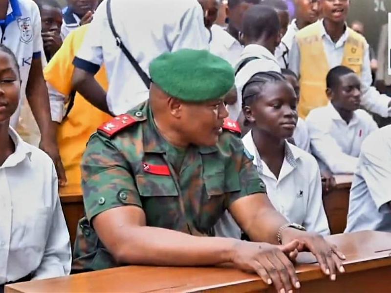 Le Général Jean-Pierre Kasongo Kabwik lors de la remise des bancs pupitres aux écoles