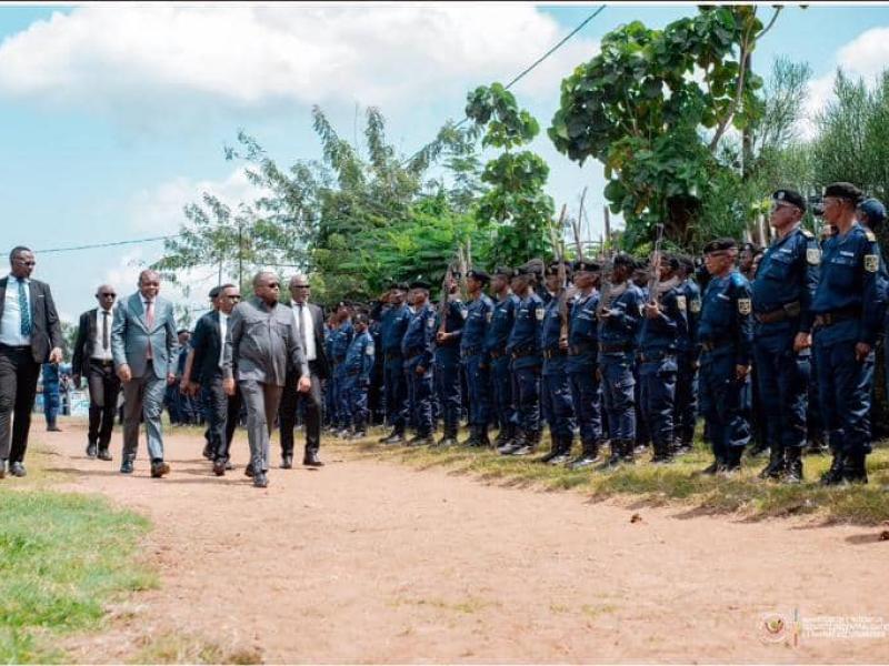 Le VPM Shabani passant les troupes en revue lors de la parade de réarmement moral des policiers à Kenge dans le Kwango