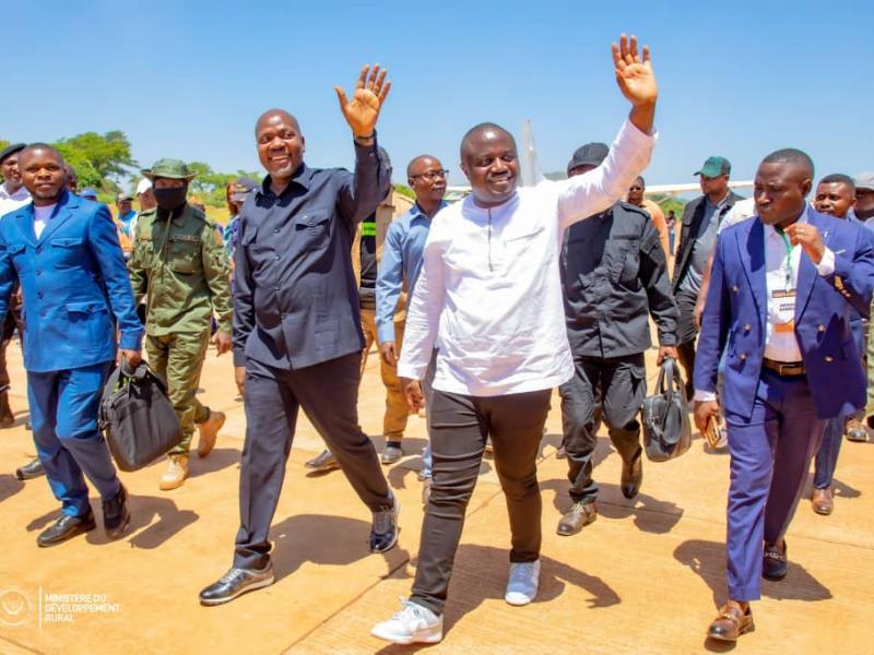 En chemise blanche,  le ministre Muhindo Nzangi Butondo accompagné du gouverneur Jean Bakomito de la province du Haut-Uélé