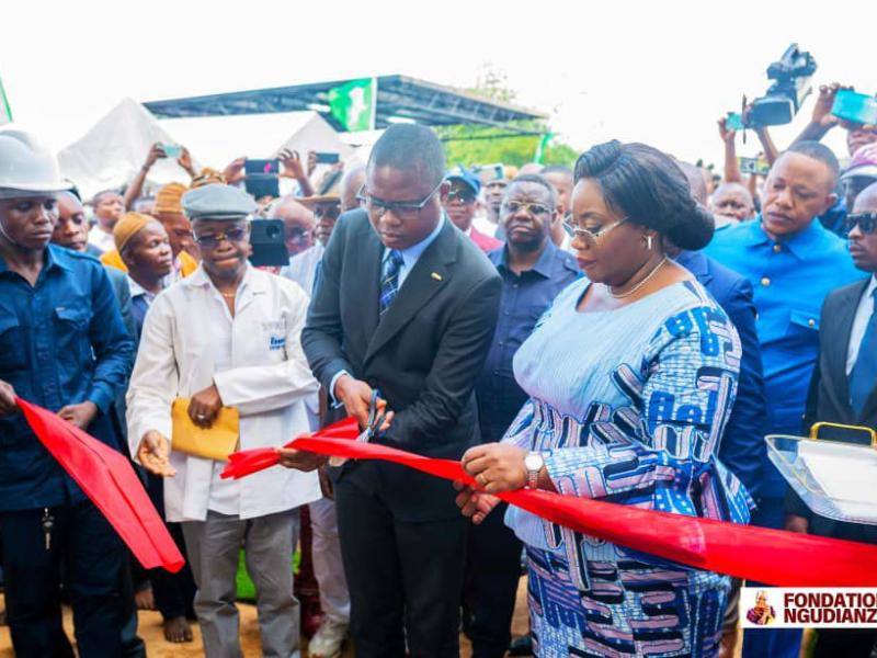 Néfertiti Ngudianza coupant le ruban symbolique pour l'inauguration de la morgue de Luozi, don de la Fondation qui porte son nom