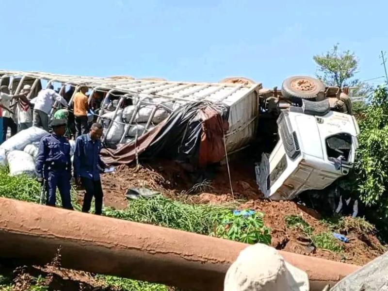 URGENT/Kasaï : des morts et des blessés graves à la suite d'un accident de circulation sur le rond point 3Z Kele à Tshikapa    Par Ram's Kitamba     Un grave accident de circulation s’est produit, ce mercredi 14 mai 2025, sur la nationale Nº 1,  3Z Kele, dans la ville de Tshikapa, chef-lieu de la province du Kasaï. Un camion estampillé "Caritas" a perdu le contrôle et terminé sa course dans des parcelles résidentielles, situées à proximité du pont.  Selon les premières informations recueillies sur place, l'