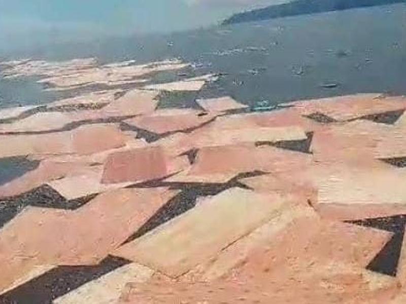 Des panneaux de triplex encore visibles dans les eaux du lac Albert, après le naufrage d'une barque en provenance de l’Ouganda vers la RDC