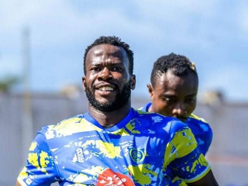 Deux joueurs du FC Saint-Éloi Lupopo en pleine célébration d'un but.
