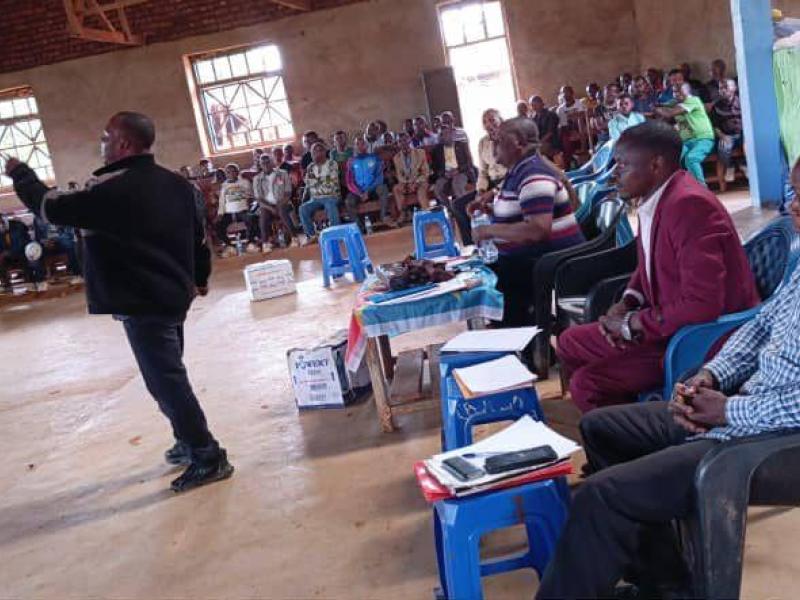 Des chefs terriens, leaders communautaires, autorités locales et représentants de la société civile, réunis autour de l’Administrateur de Mambasa, à l’église C20 Teturi pour apaiser le conflit foncier entre Babila Teturi et Babila Bakwanza