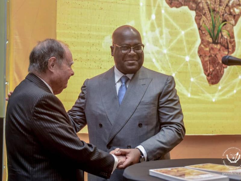 Le chef de l'État Félix Tshisekedi et l'entrepreneur belge George Arthur Forrest, lors de la cérémonie de vernissage de l'ouvrage intitulé " Afrique peut nourrir le monde",  mercredi 14 mai 2025