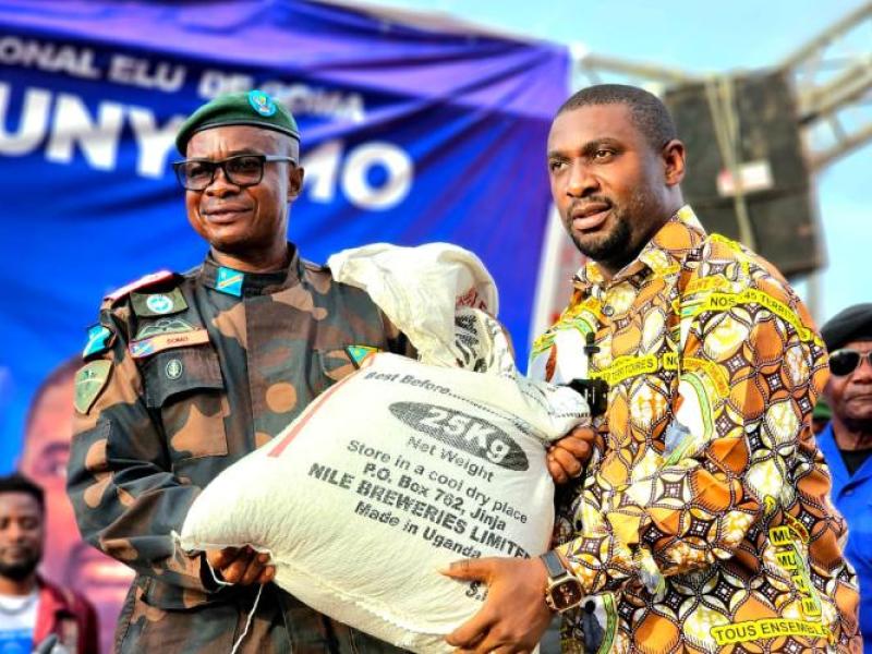 Le député national élu de Goma, Patrick Munyomo, remet un sac de farine au gouverneur militaire du Nord-Kivu, le général Evariste Somo à Beni [photo d'illustration]