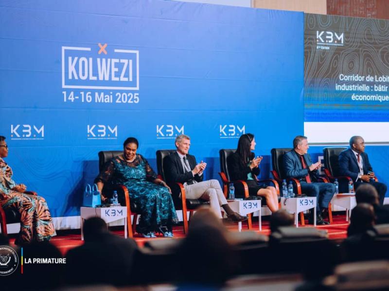 La Première Ministre Judith Suminwa entourée des quelques personnalités dont la Gouverneur de la Province Fifi Masuka