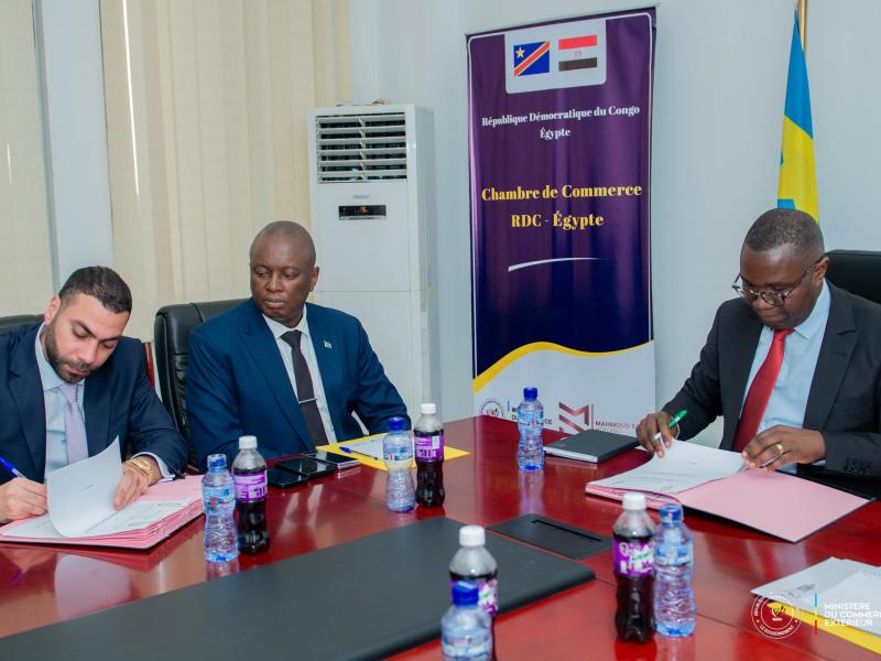Le ministre Julien Paluku Kahongya signe un mémorandum d’entente avec la chambre de l’Égypte présidée par Al-Ahramat Engineering Development Company de Mahamoud Samih