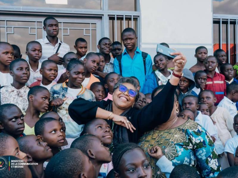 La Première ministre Judith Suminwa avec les enfants de l’orphelinat Mama Denise Nyakeru de Kolwezi